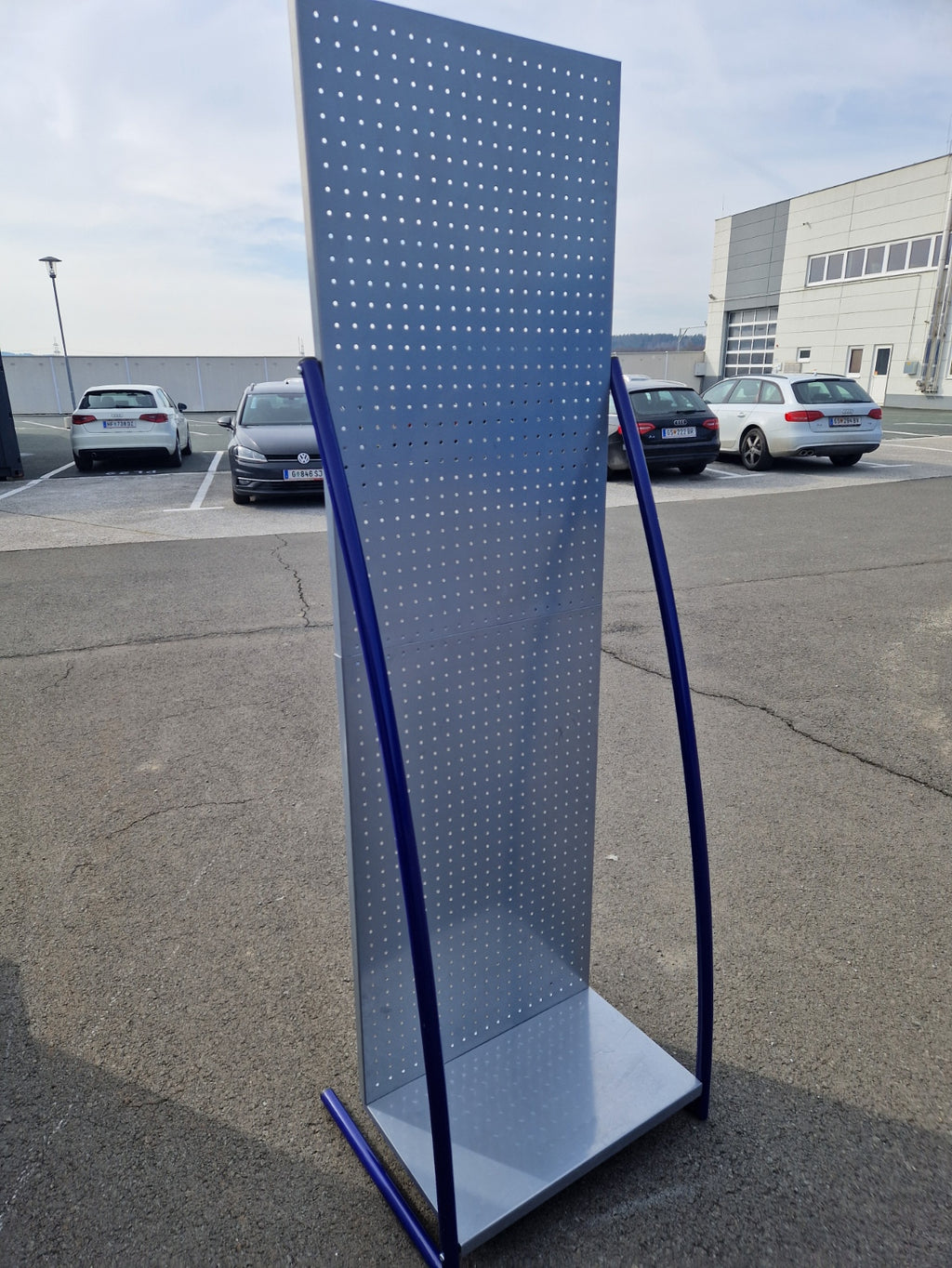 Lochregal Designständer silber/ blau 62x200x50