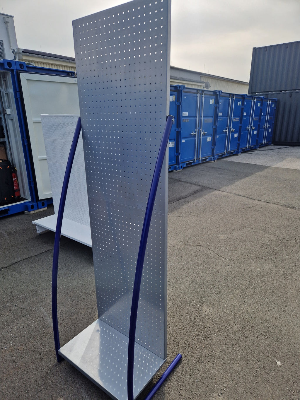 Lochregal Designständer silber/ blau 62x200x50