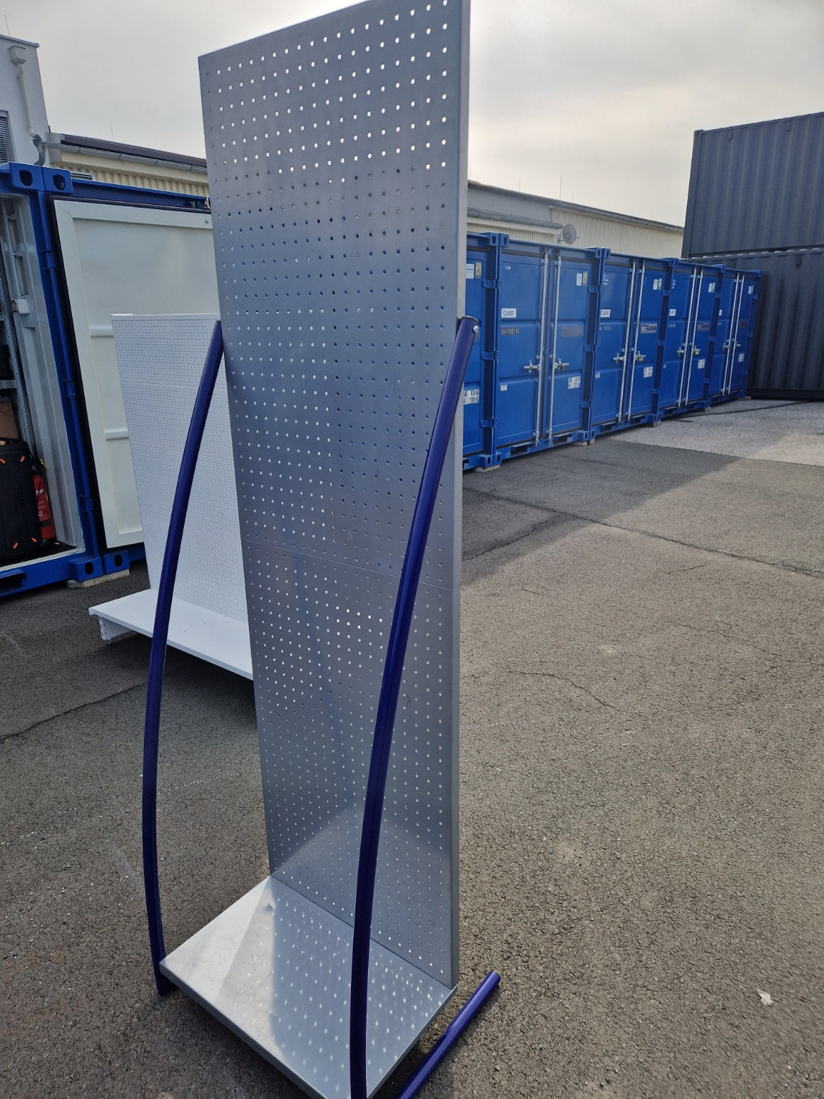 Lochregal Designständer silber/ blau 62x200x50