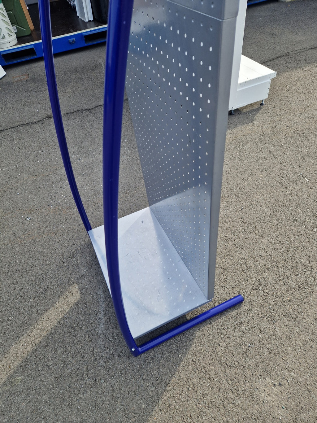 Lochregal Designständer silber/ blau 62x200x50