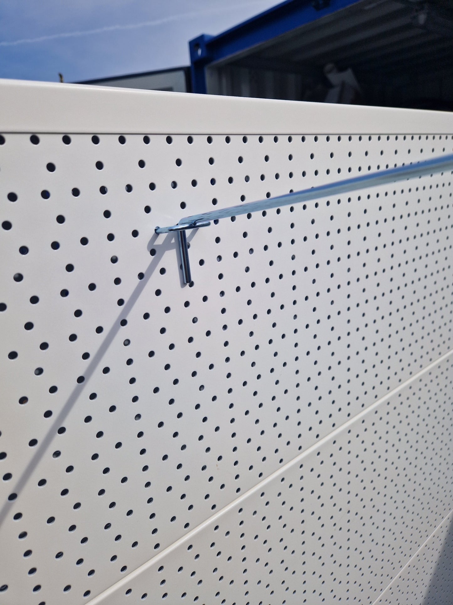 Lochregal Designständer silber/ blau 62x200x50